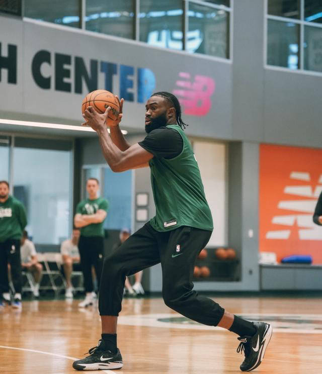 九游-包含NBA总决赛赛程吃紧，波士顿凯尔特人冲刺阶段防线松动，气氛紧张，训练强度明显提升的词条